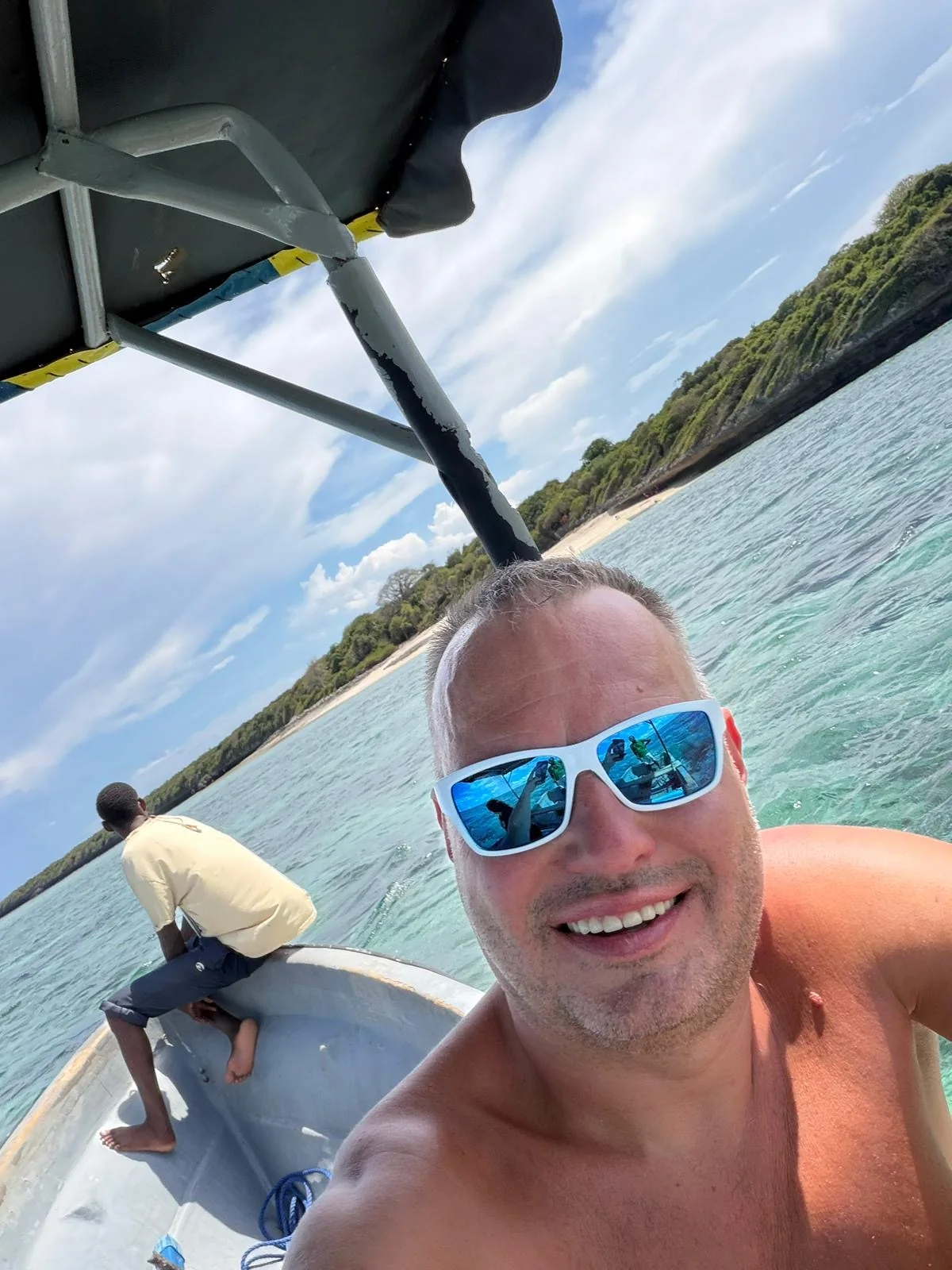 Tommy auf einem Boot in tropischem Wasser