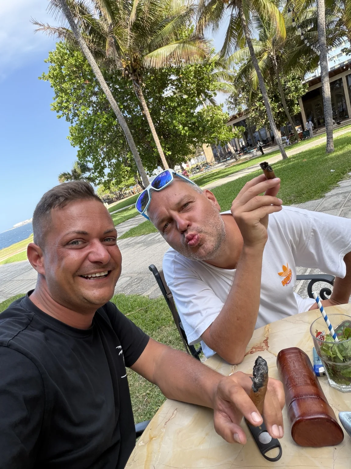 Tommy bei einem entspannten Moment mit Zigarre in Kuba