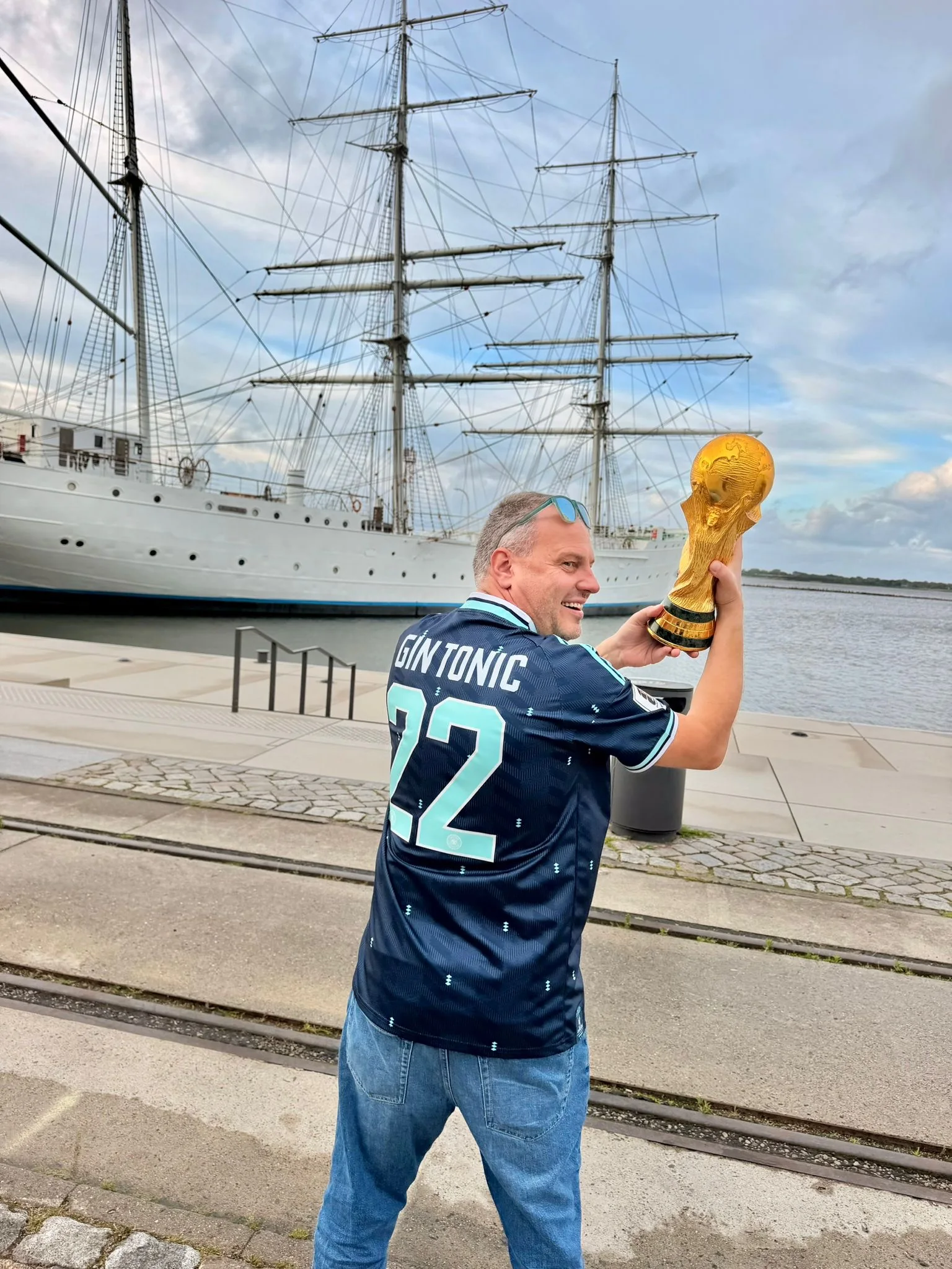 Tommy am Stralsunder Hafen vor der Gorch Fock