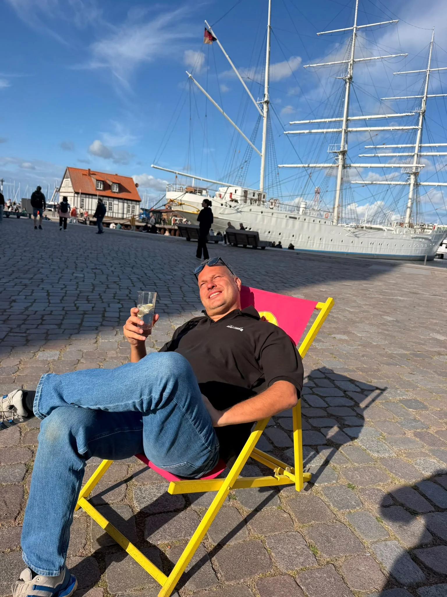 Tommy am Stralsunder Hafen vor der Gorch Fock